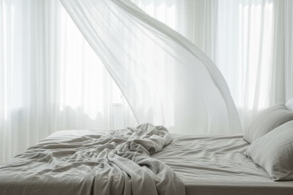 Quelles Matières de Draps Choisir pour les Nuits Chaudes ? Le Guide Ultime 2026