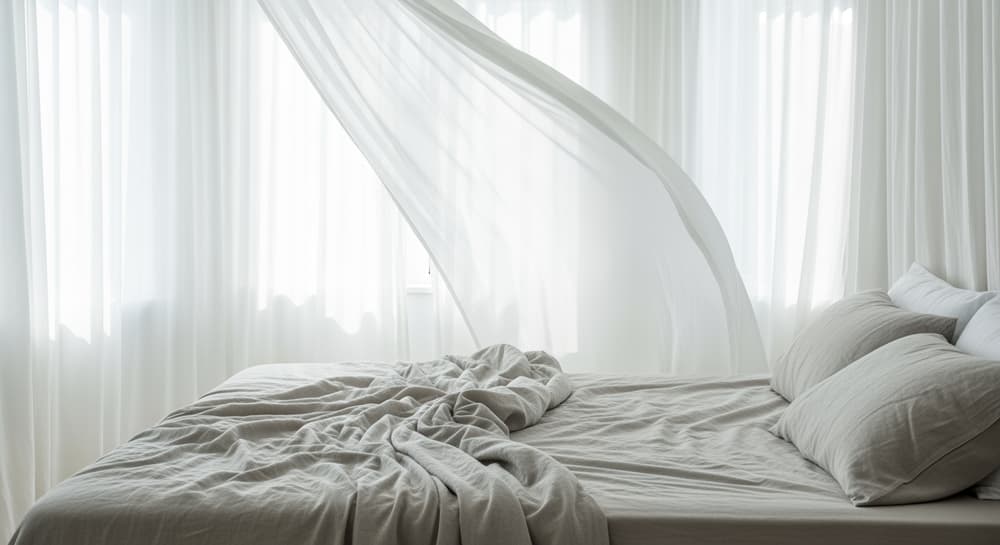 Quelles Matières de Draps Choisir pour les Nuits Chaudes ? Le Guide Ultime 2026