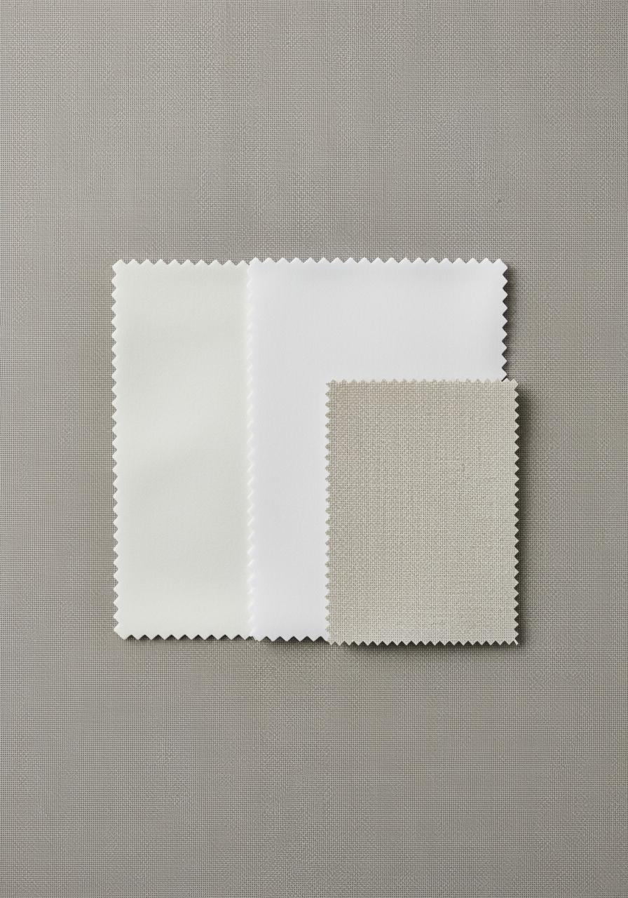 Comparaison de trois échantillons de tissu : satin de coton brillant, percale de coton mate et lin texturé.