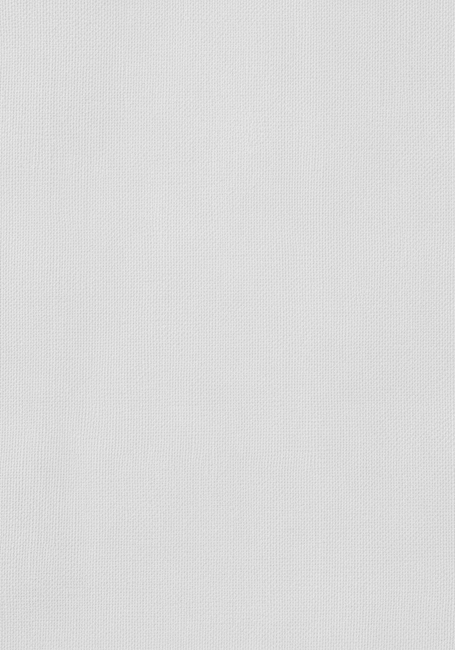Vue macro d'un tissu en percale de coton blanc, montrant le tissage serré et la texture mate de la matière.