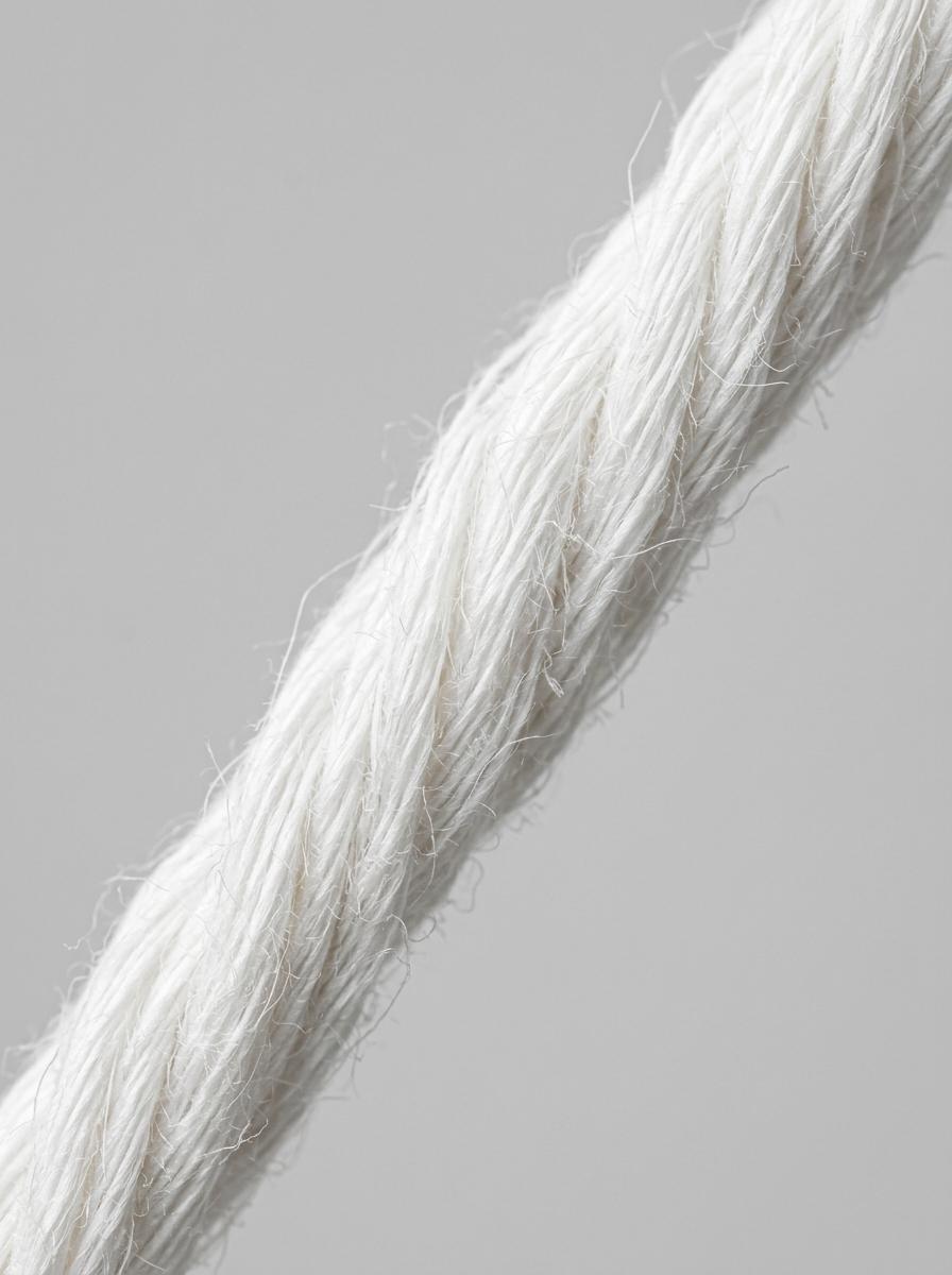 Vue macroscopique de fibres de coton blanc pur, symbolisant l'innocuité et l'absence de substances nocives.