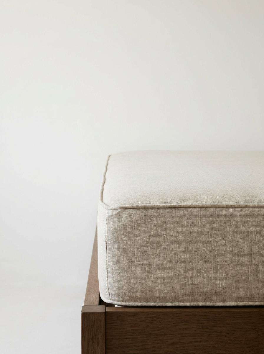 Vue de profil du coin d'un matelas nu, mettant en évidence son épaisseur comme un facteur clé.