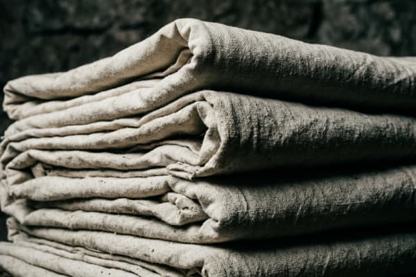 Draps Rêches et Ternes ? Comment Vaincre le Calcaire sur Votre Linge en Coton