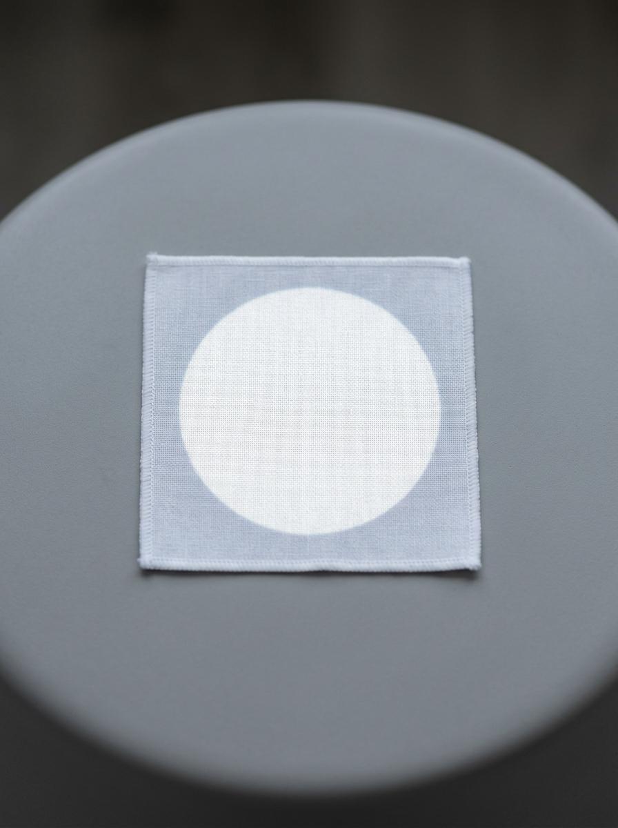 Un échantillon de tissu blanc immaculé sous une lumière vive, symbolisant un test de pureté pour les substances nocives.