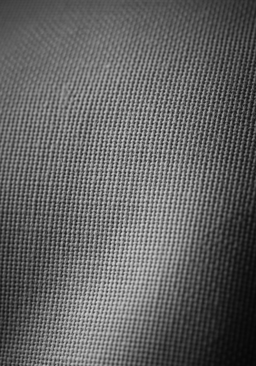 Un plan macro sur la texture et le tissage serré d'un drap en percale de coton biologique de haute qualité.