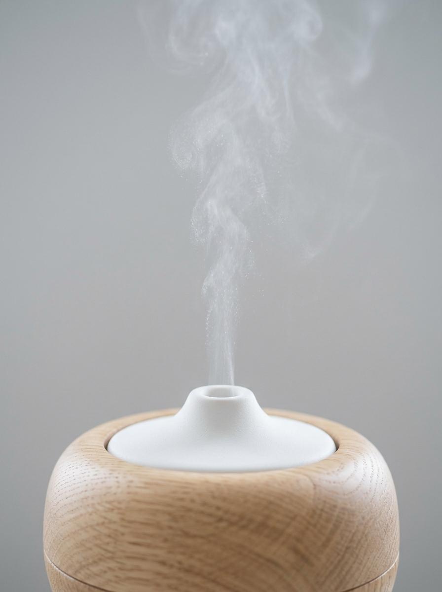 Photo macro d'un diffuseur d'aromathérapie libérant une brume apaisante, une technique de relaxation sans écran.